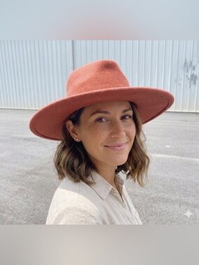 Universal Thread Women's 100% Wool 3.5” Wide Brim Fedora Cowboy Hat Red - NEW